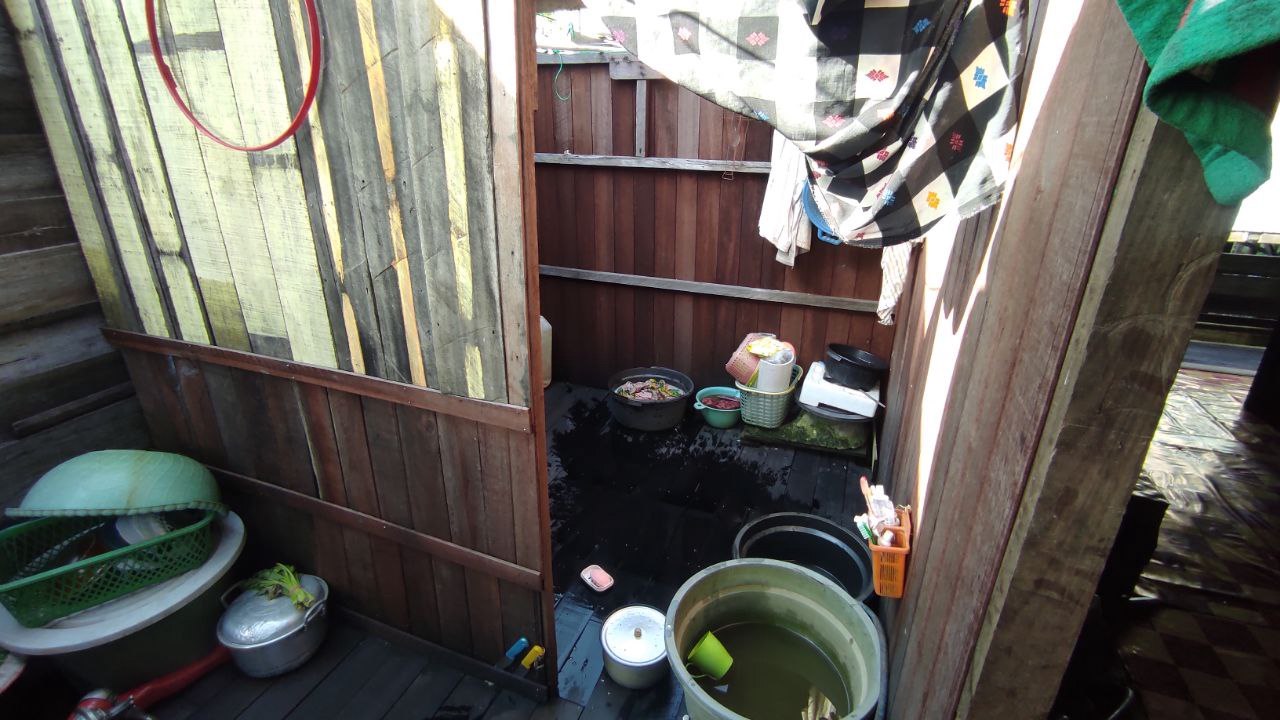Kamar mandi dan dapur Nur Anisa di Desa Muara Kaman Ulu, Muara Kaman, Kutai Kartanegara. Belum memiliki toilet sehingga masih harus pergi ke jamban di pinggir Sungai Mahakam. FOTO: ALDI BUDIARIS-KANDELA-KALTIMKECE.ID